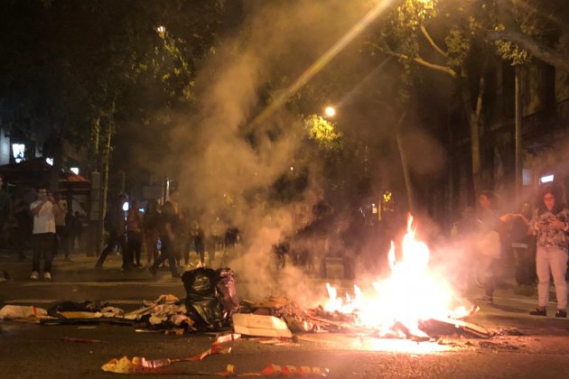 hoguera rambla catalunya incendio disturbios barcelona - marina fernandez