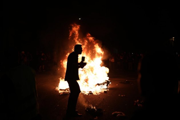 periodista tv rusa fuego disturbios barcelona - paz venteo