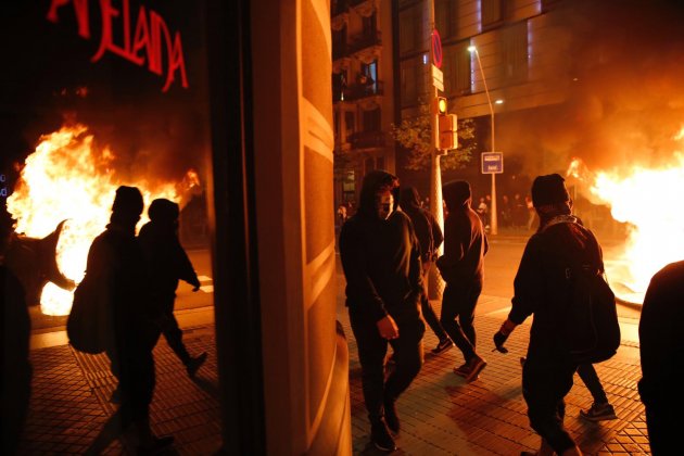 ELNACIONAL disturbios barcelona contenedores quemando - sergi alcazar
