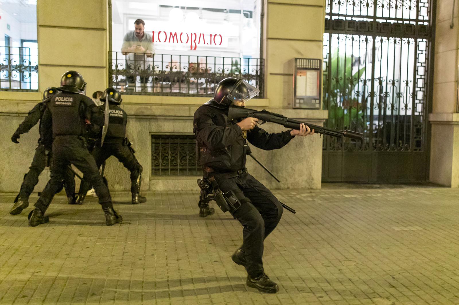 Mossos dice que no eran bastantes para encapsular a los ultras e Interior defiende el dispositivo