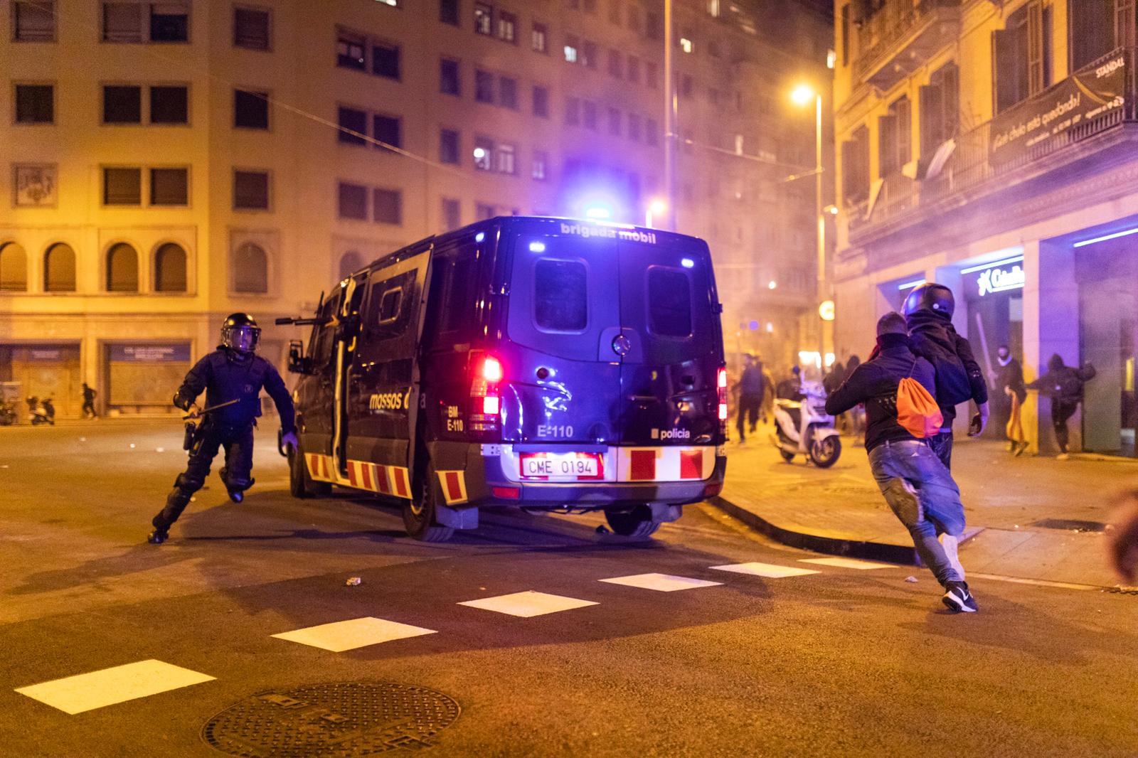 La Audiencia de Barcelona suspende, al final, el juicio a dos manifestantes y 4 mossos por la ley de amnistía