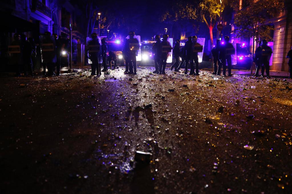 Queman varios coches en la calle Castillejos de Barcelona