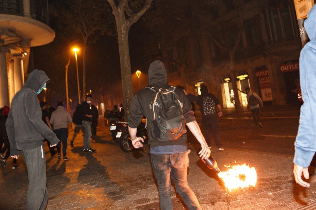 Duros enfrentamientos entre manifestantes y Mossos en el paseo de Gràcia