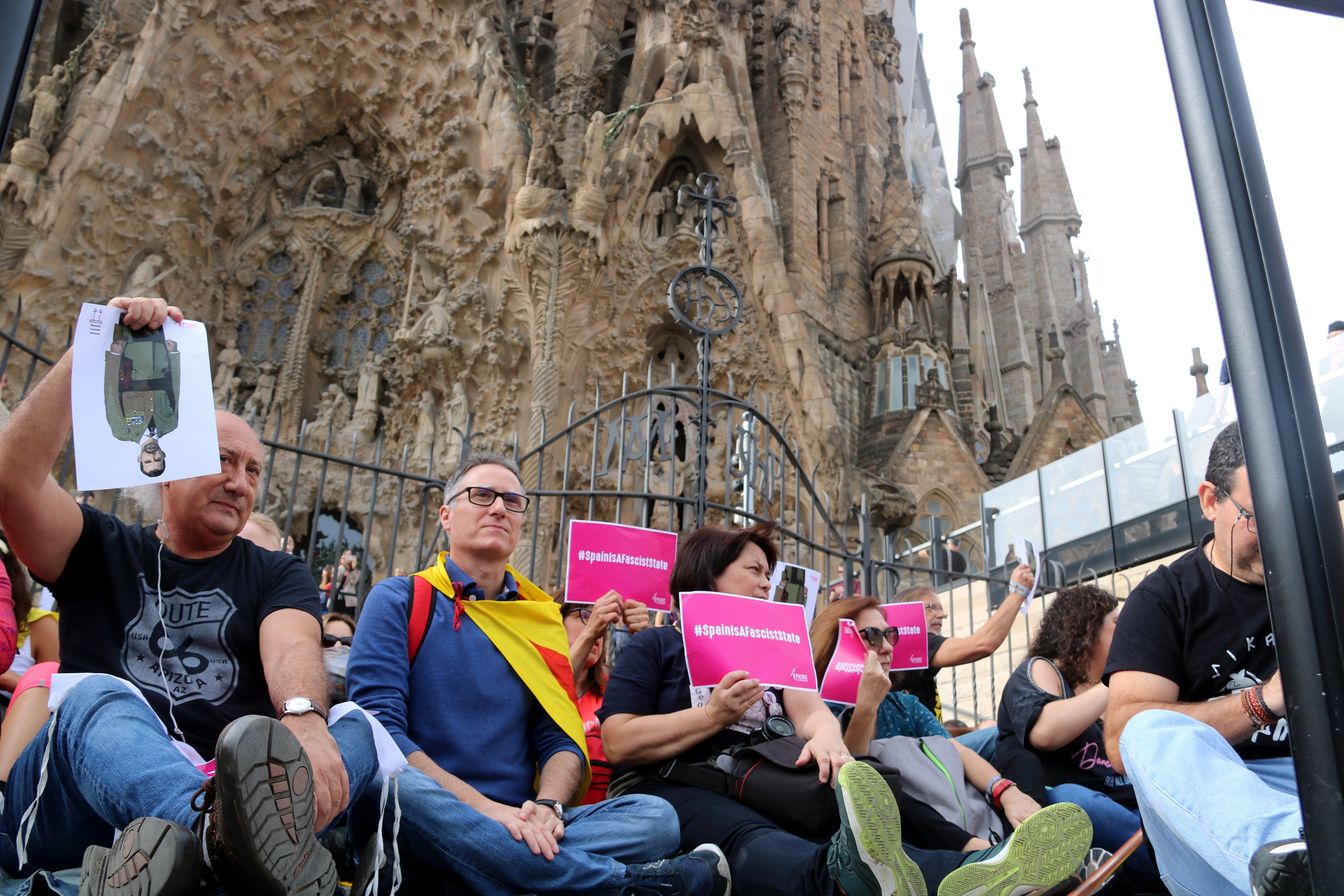 Miles de manifestantes bloquean los accesos a la Sagrada Familia