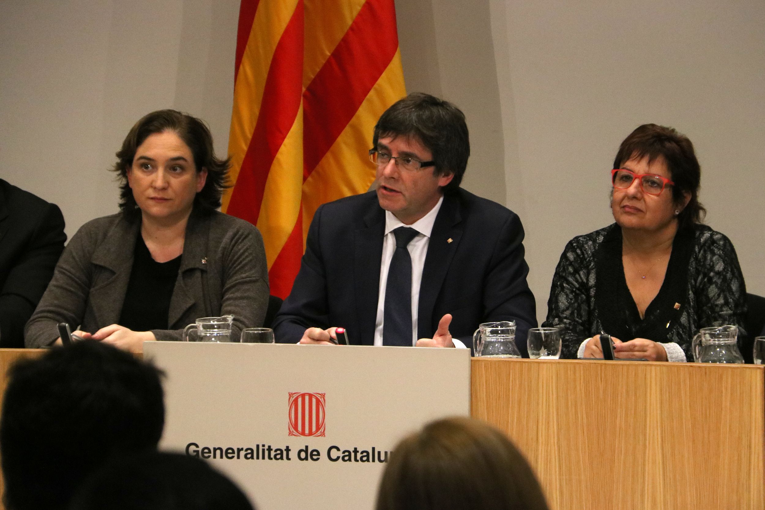 Puigdemont y Colau refuerzan el frente común contra la pobreza energética