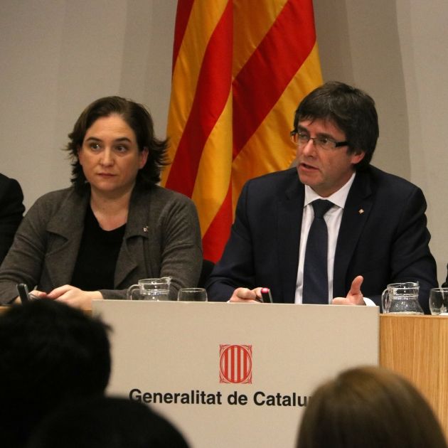 Puigdemont y Colau refuerzan el frente común contra la pobreza energética