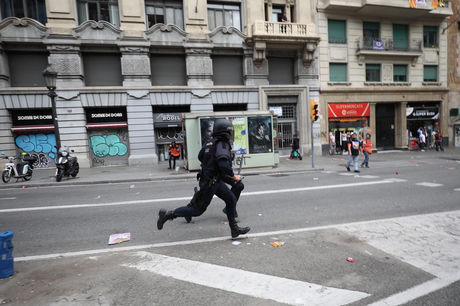 VIDEO | Càrregues de la policia espanyola contra estudiants a la Via Laietana