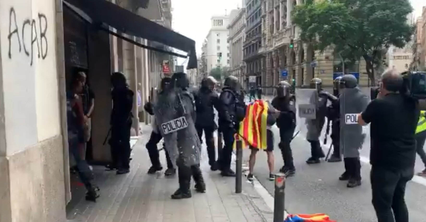 La policía española golpea y humilla a un estudiante en Via Laietana