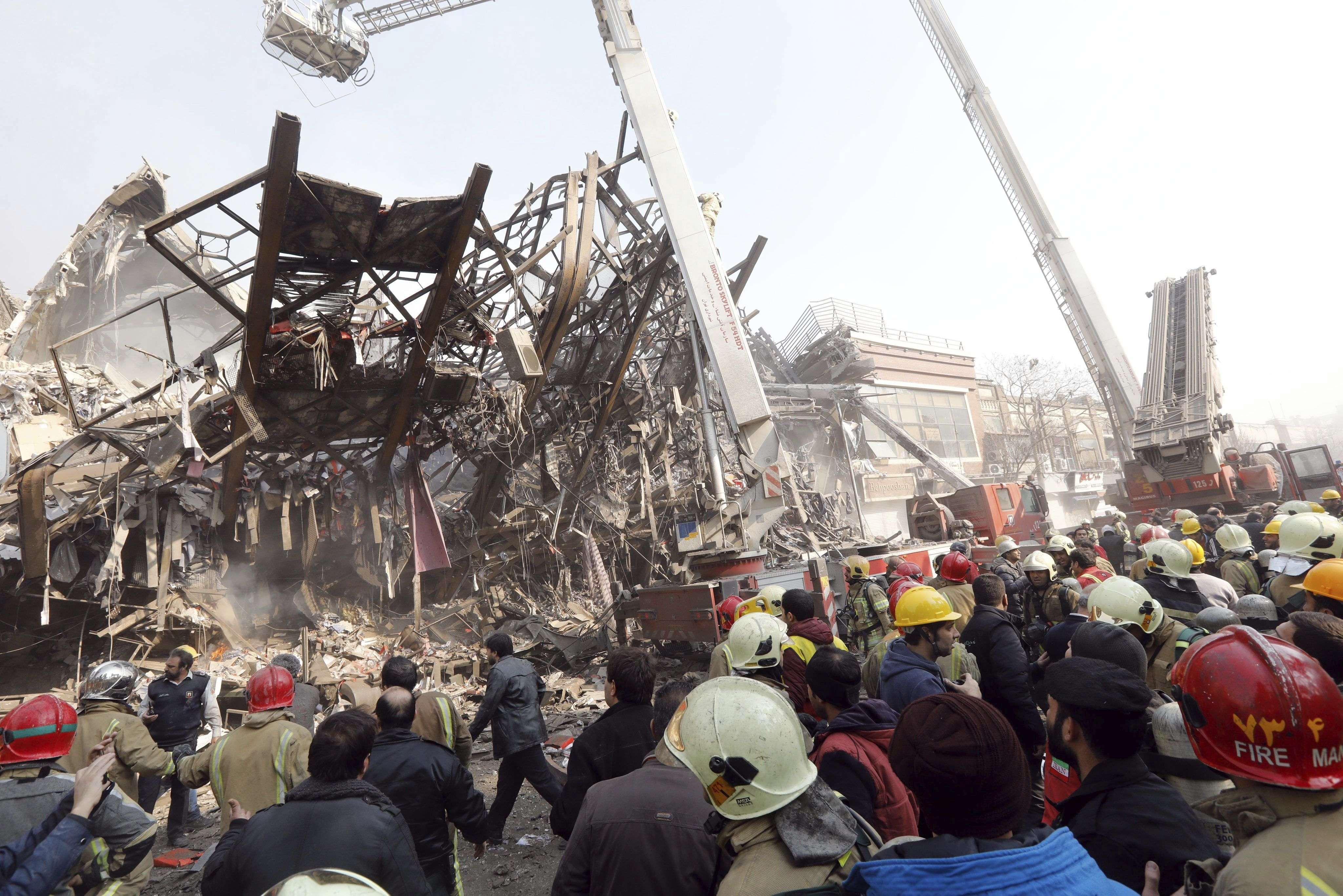 Al menos 20 muertos al hundirse un edificio de 17 plantas en Teherán