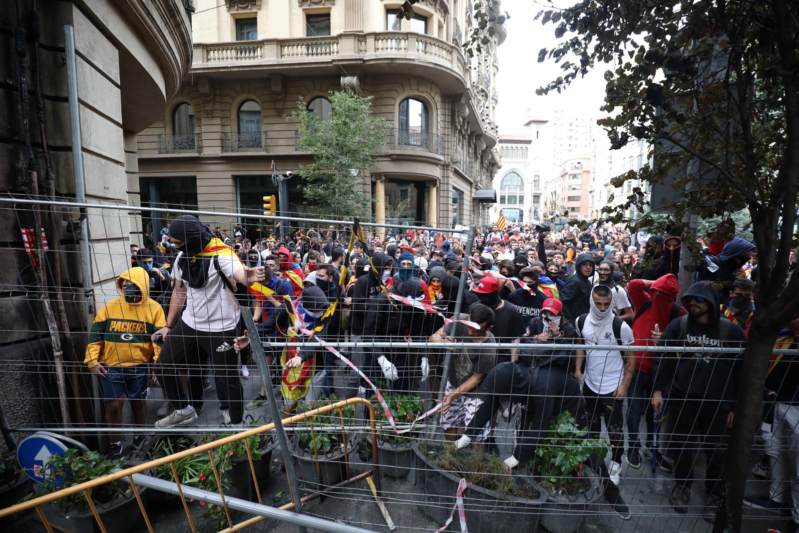 Detenen dos joves més pels aldarulls a la Via Laietana