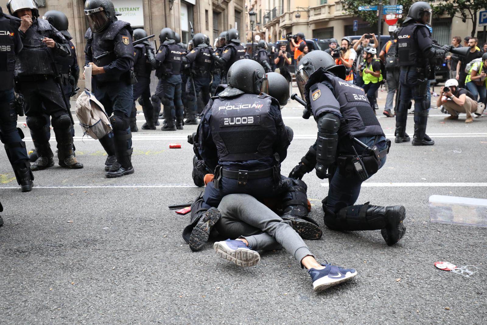 Catalonia protest arrests: violence, intimidation with a knife and a suicide attempt