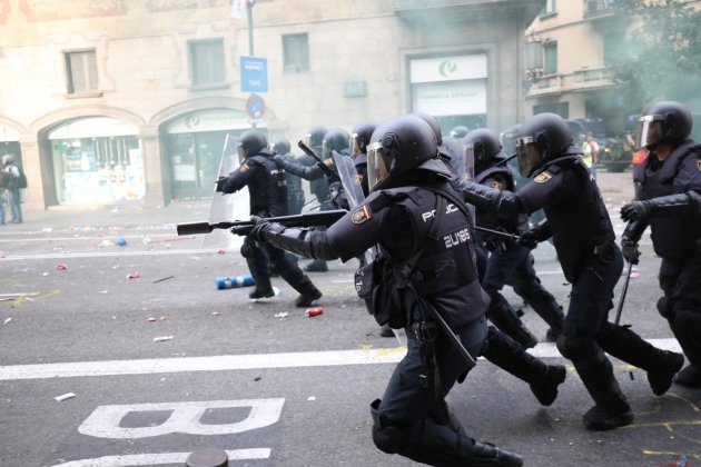 Carregues policials vaga general Via Laietana - Pau Venteo