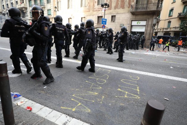 Carregues policials vaga general Via Laietana - Pau Venteo