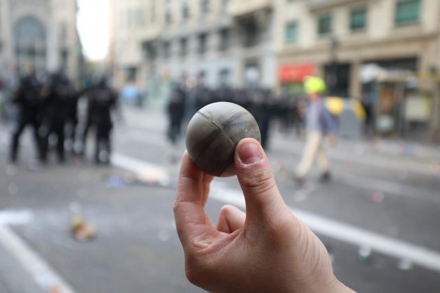 Carregues policials bales de goma vaga general Via Laietana - Pau Venteo
