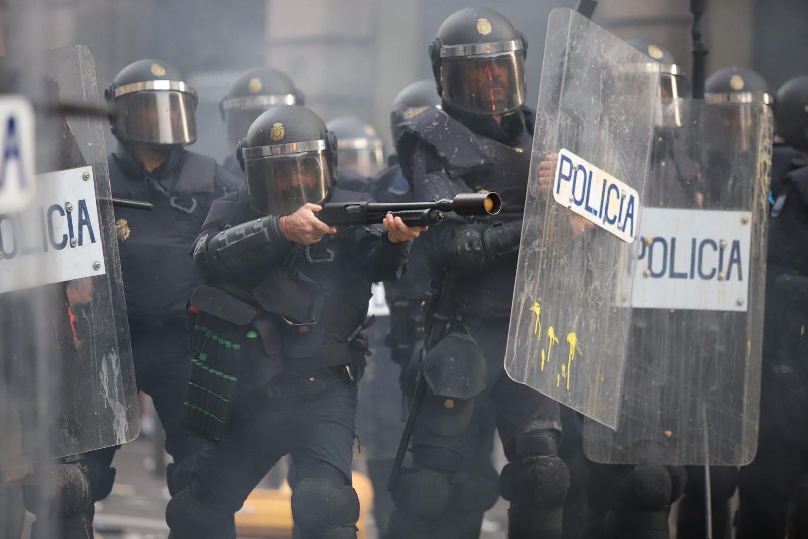 Los CDR convocan a devolver las pelotas de goma a la policía española