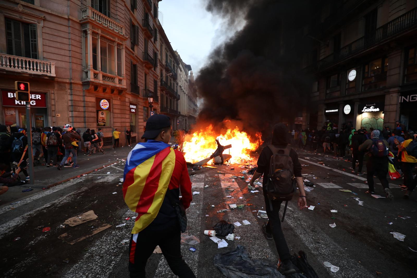 Los vídeos más impactantes de las cargas de la policía española en la Via Laietana