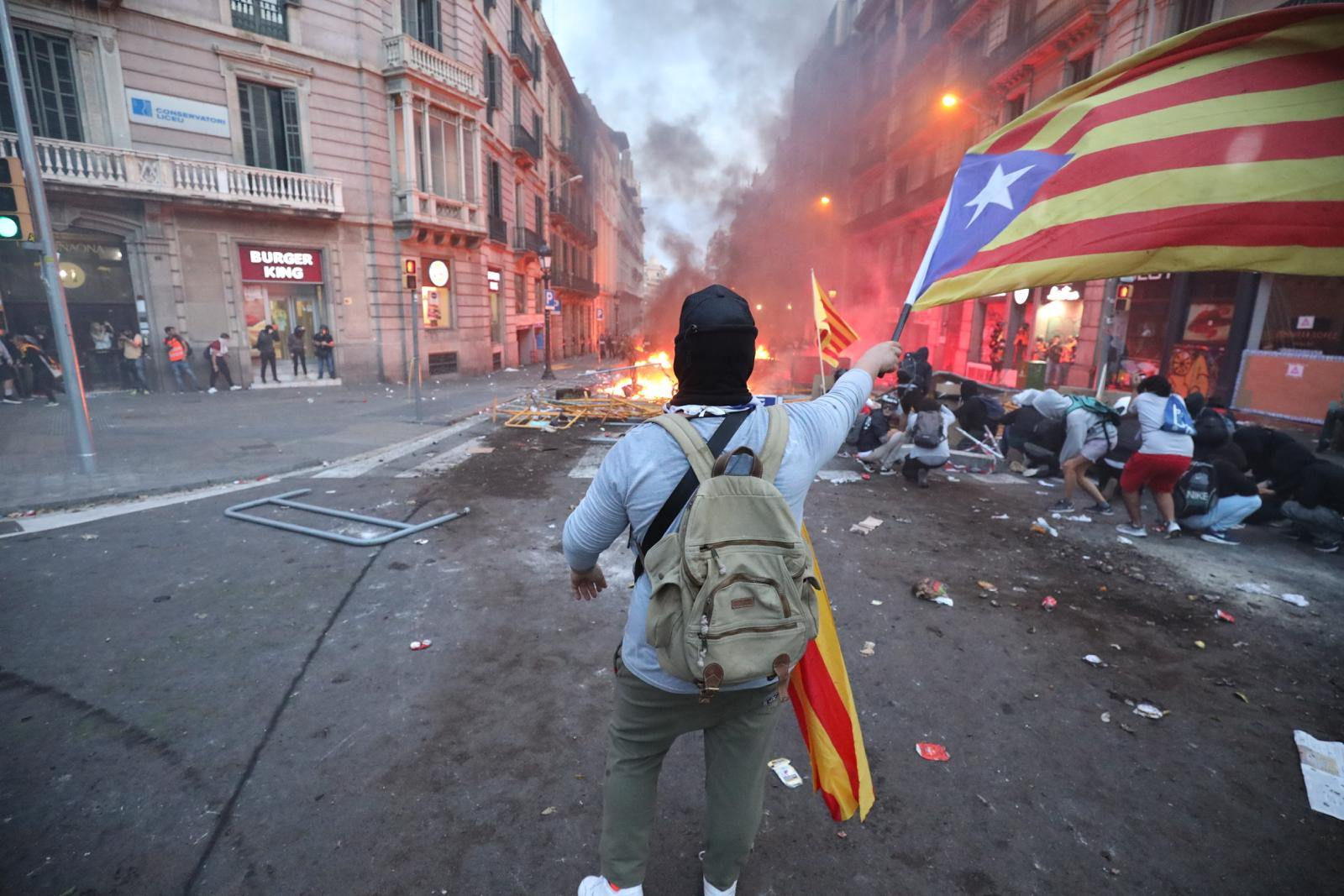 GALERÍA | Las imágenes más impactantes de los disturbios en el centro de Barcelona