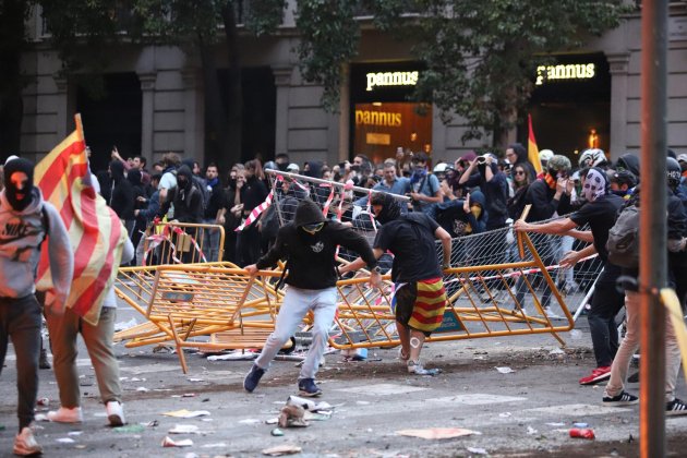 barricades aldarulls urquinaona vaga general - Pau Venteo