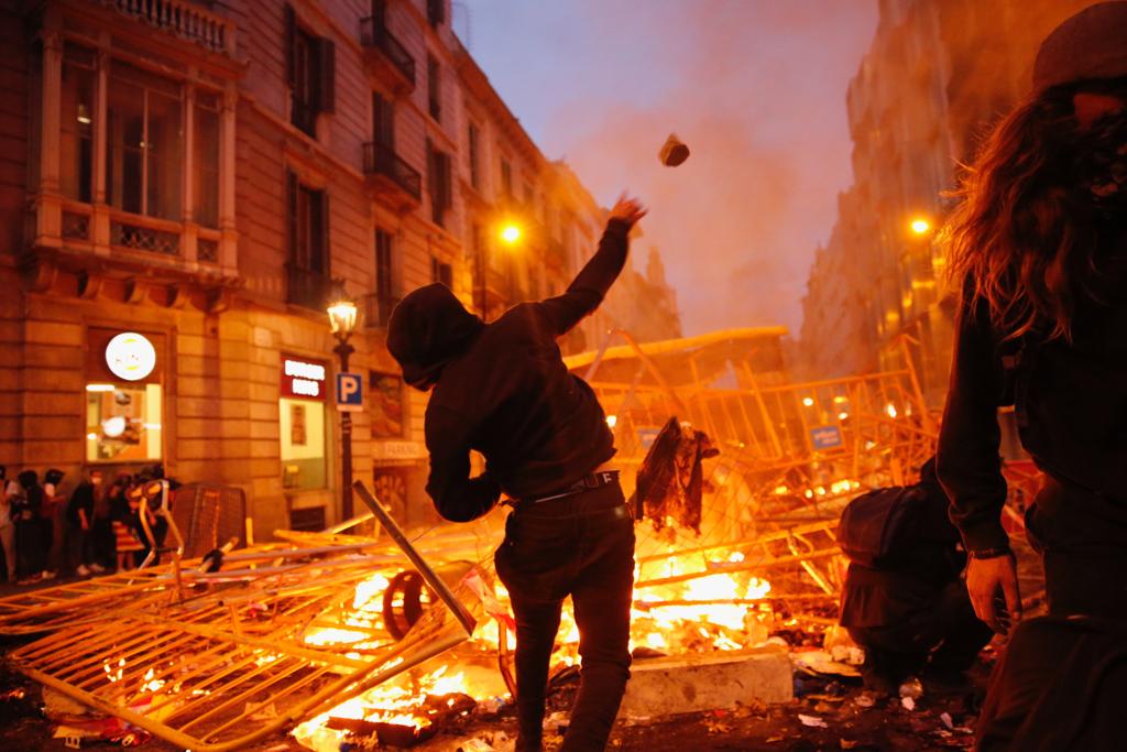 Vuit hores de batalla campal: foc, gasos i pilotes de goma