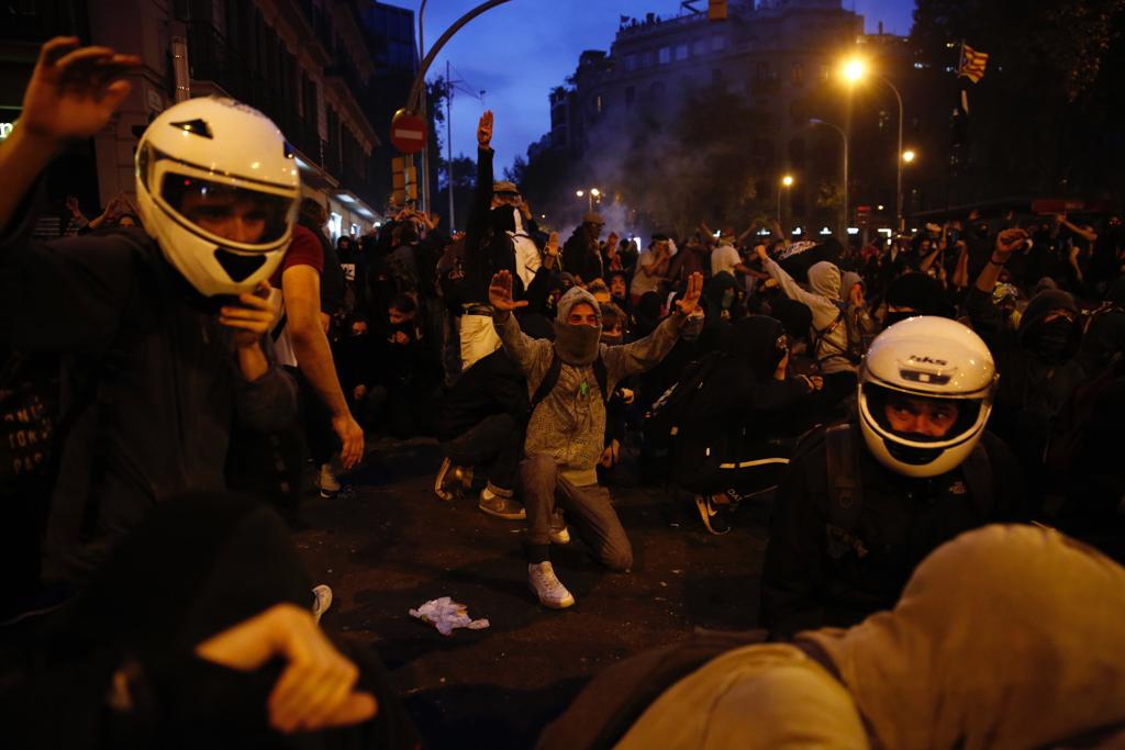 Levantan la prohibición de ir a manifestaciones a tres detenidos por los disturbios
