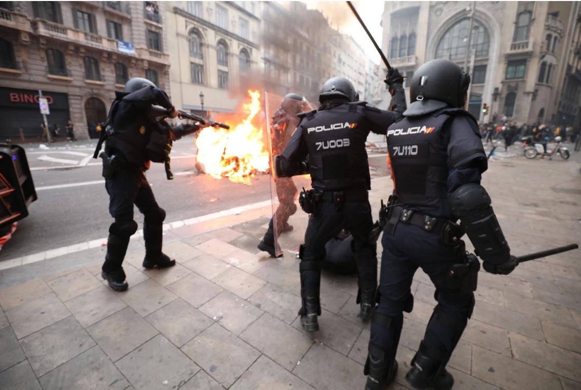VÍDEO | Així ha començat la càrrega de la policia espanyola a Via Laietana