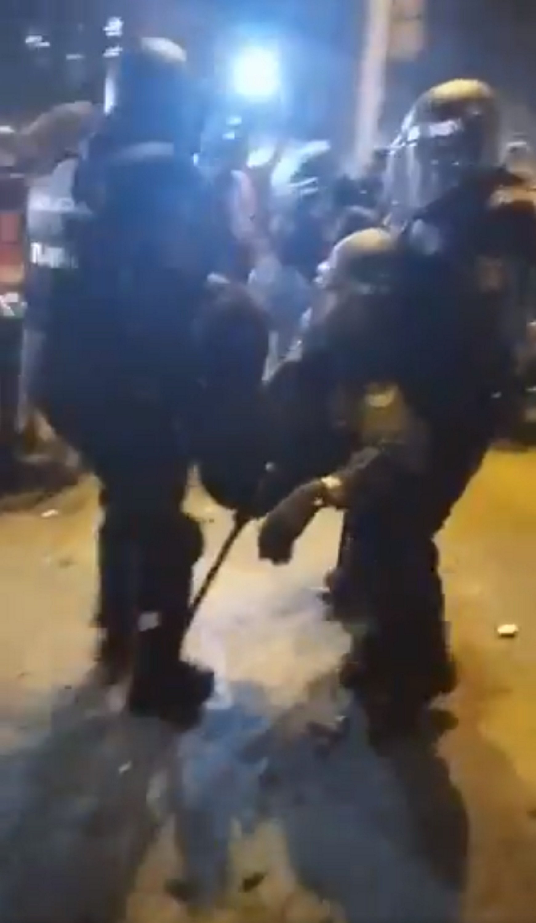Un policia espanyol, inconscient en els aldarulls a Barcelona