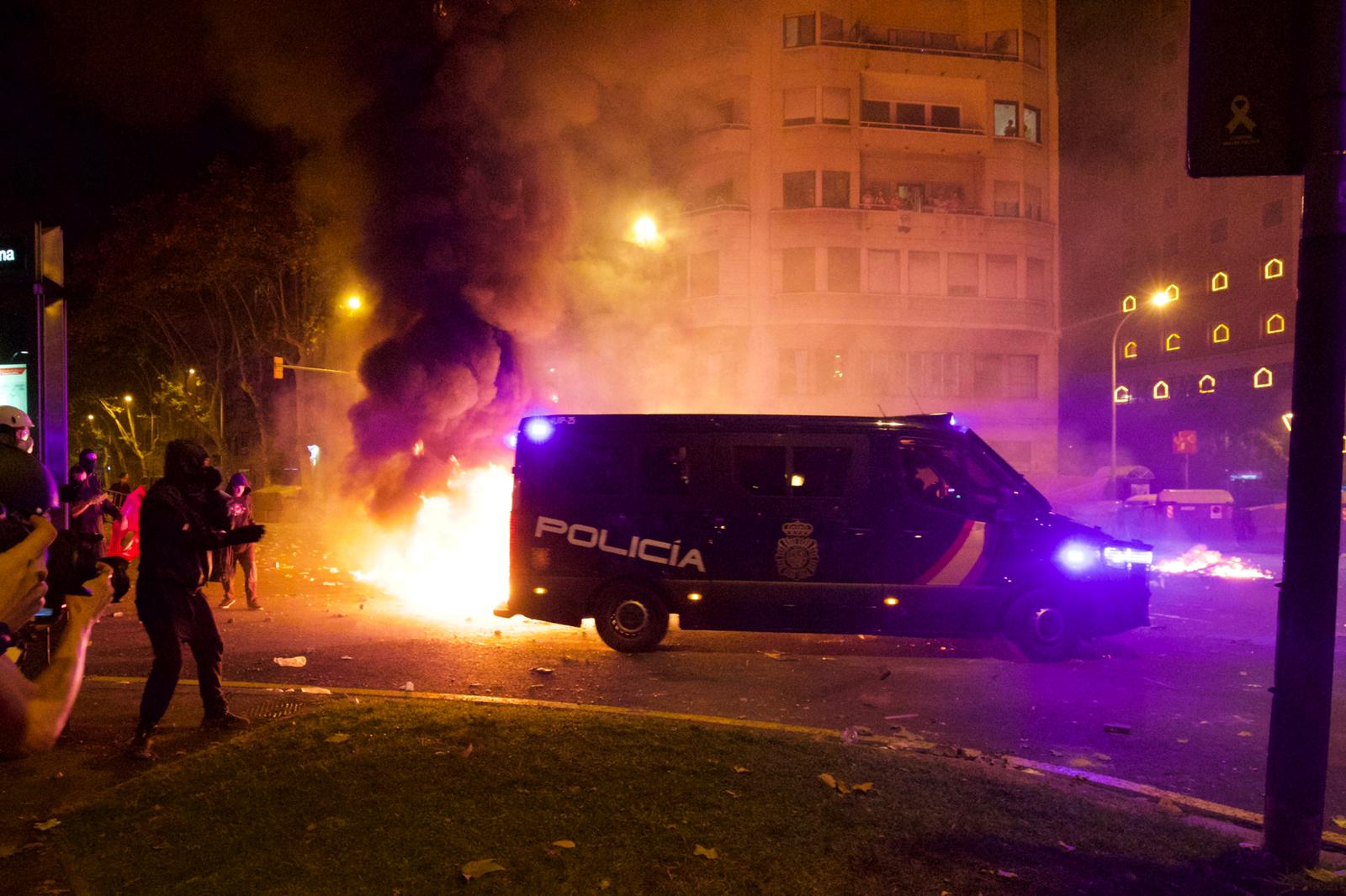 La policía española declara por "abandonar" agentes en una protesta del 1-O