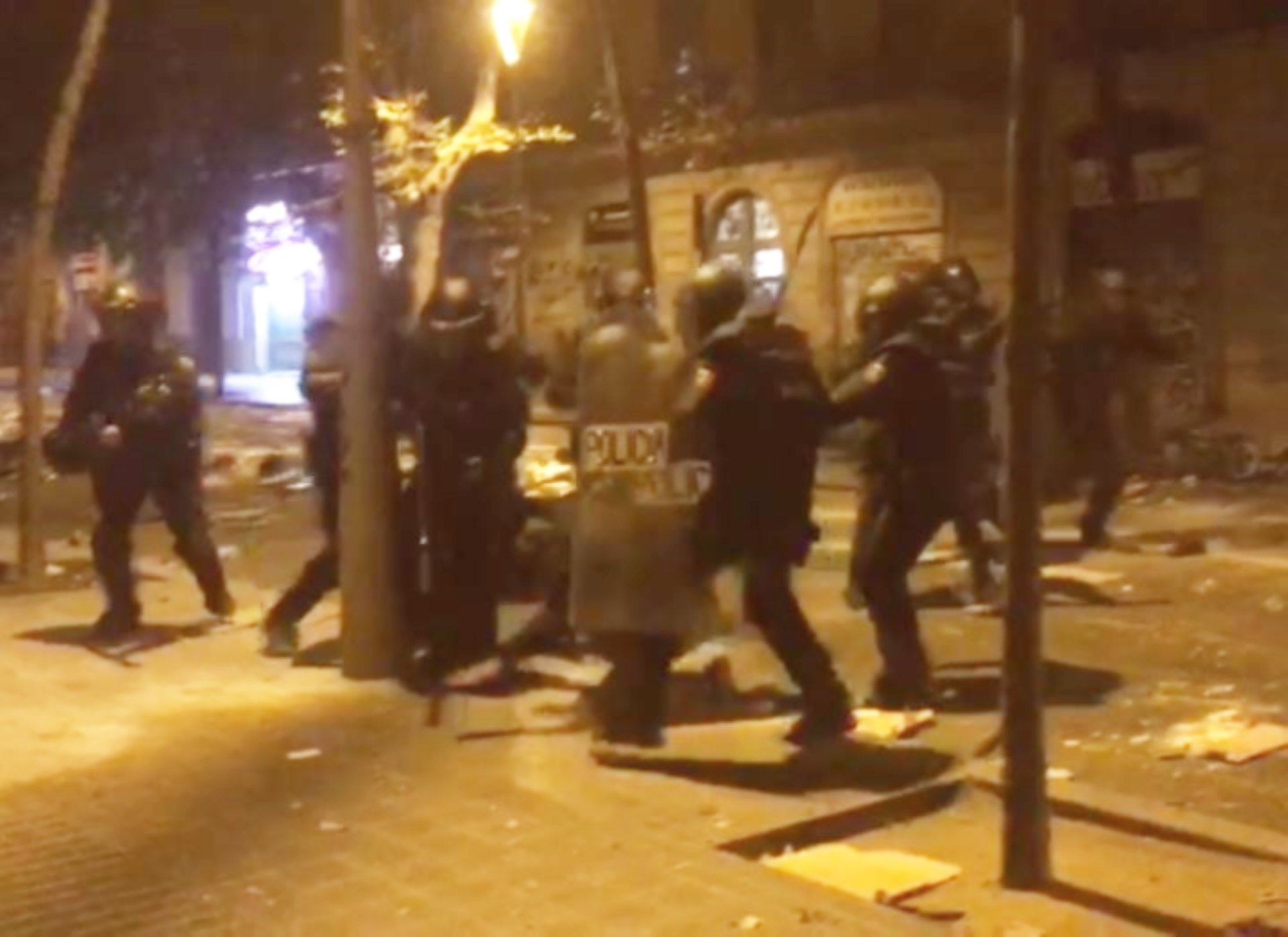 VÍDEO | Seis policías españoles cargan con dureza contra un manifestante: "Dale, dale"