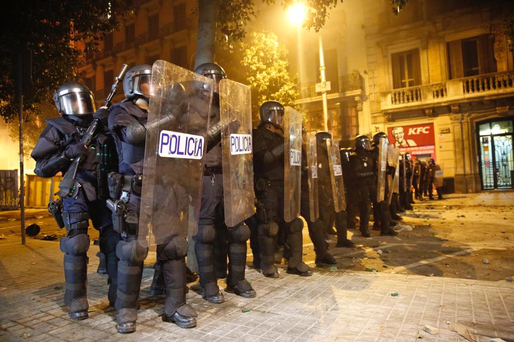 Mejora el estado de salud del policía español herido muy grave en los disturbios