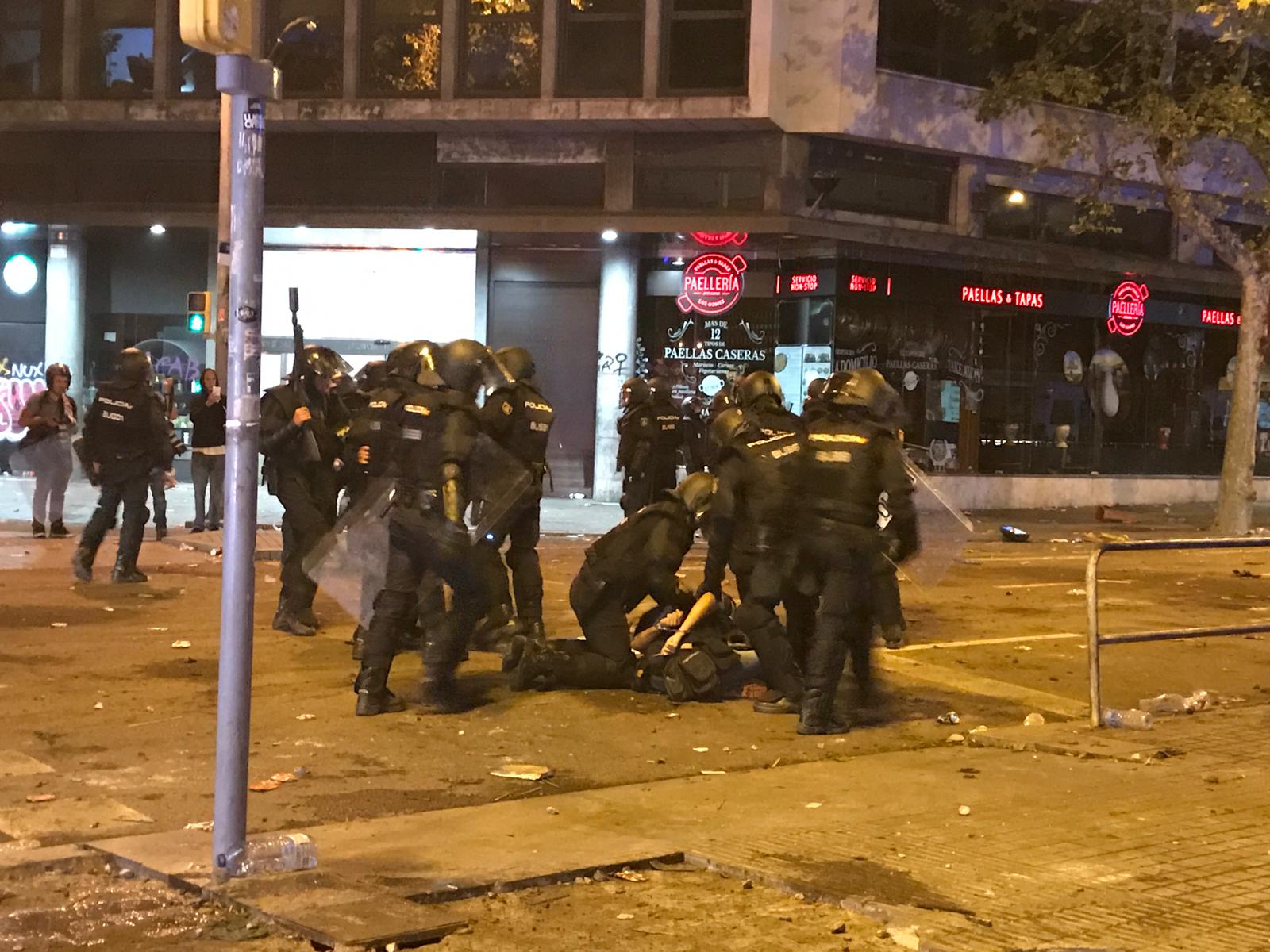 La policía española detiene a un fotoperiodista acreditado en Barcelona