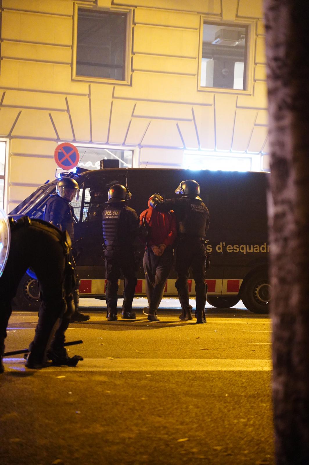 Balance de la quinta noche de disturbios: 54 detenidos y 182 heridos en toda Catalunya