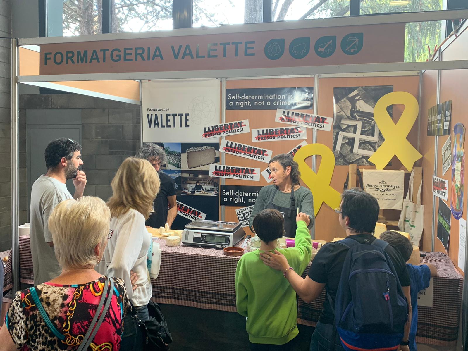 Queseros de la Fira de Sant Ermengol muestran su rechazo a la sentencia del 1-O