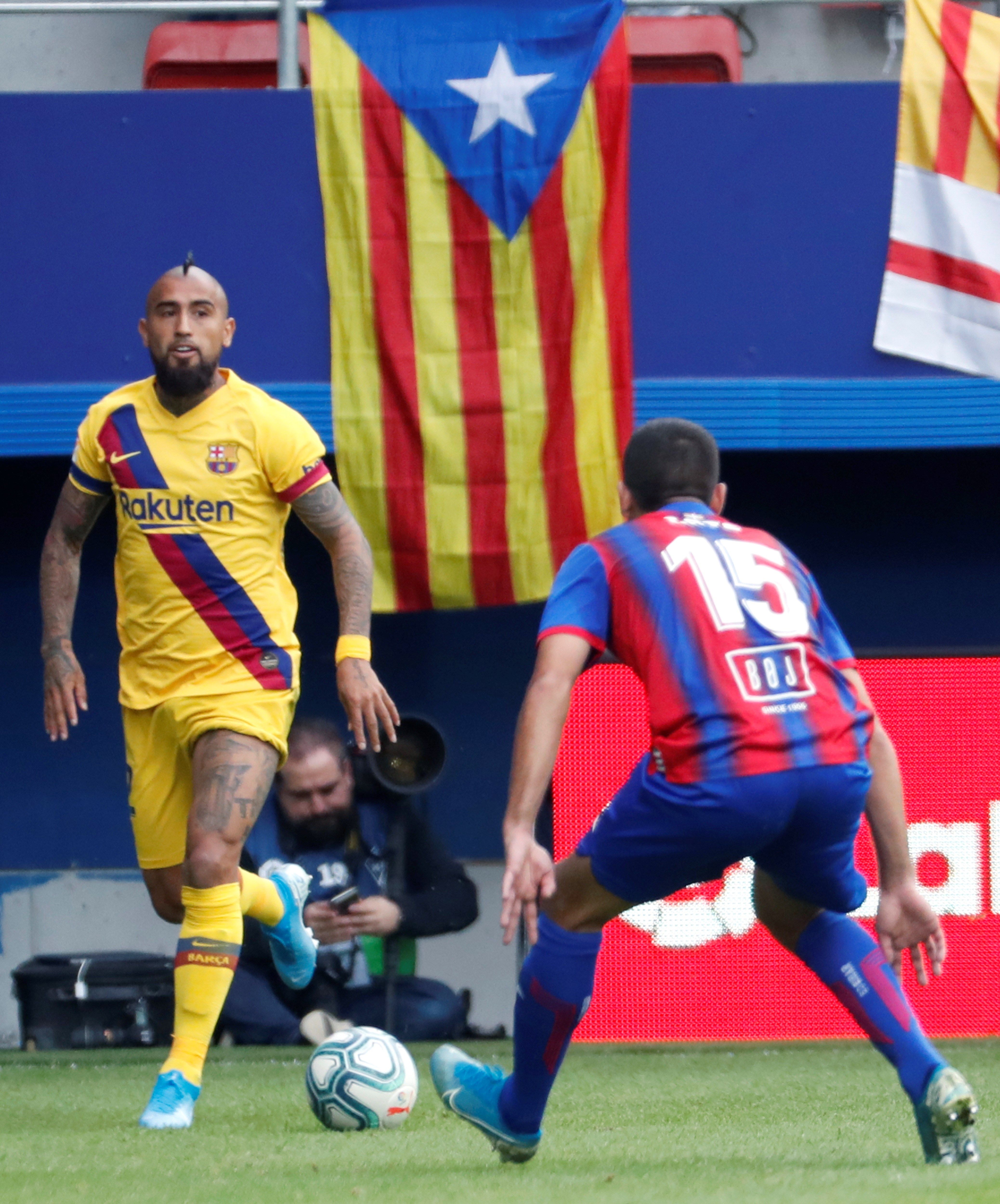 L'afició del Barça i de l'Eibar reclamen la llibertat dels presos a Ipurua