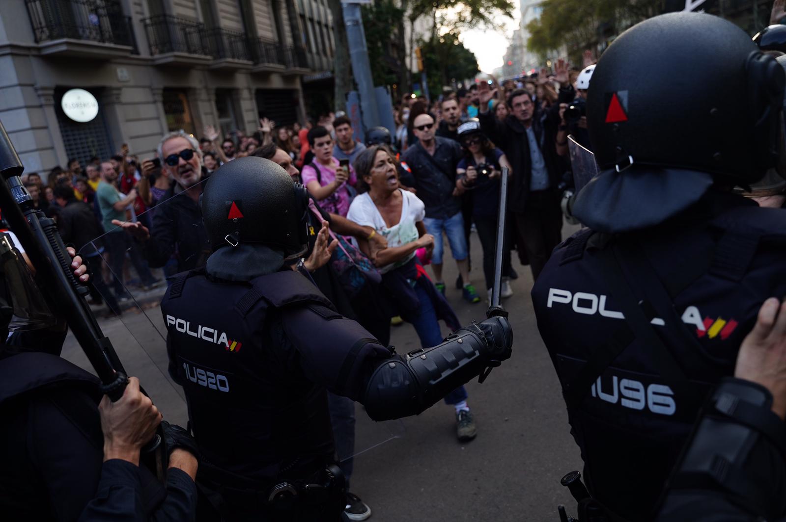 Primers moments de tensió en la concentració de plaça Urquinaona