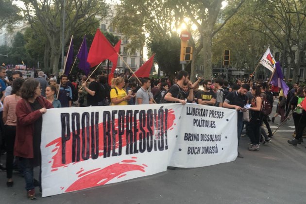 "prou repressió" pancarta plaça urquinaona el nacional guillem camós