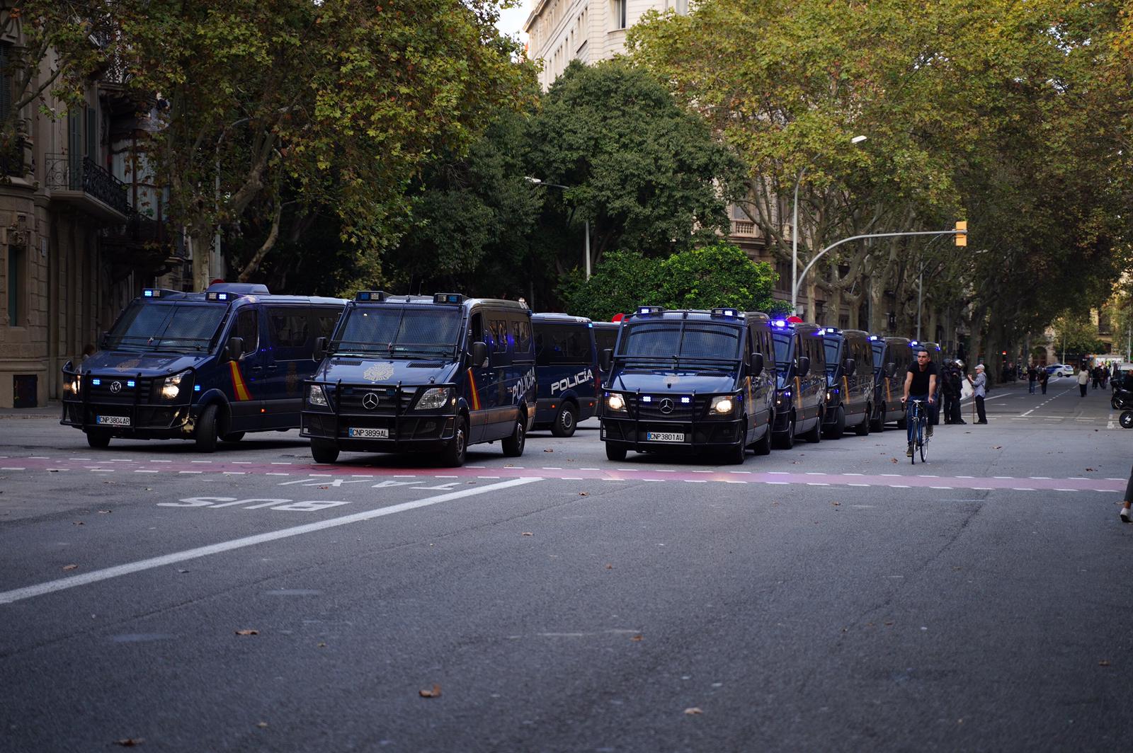 VÍDEOS | Así reciben en Galicia y Madrid a los policías que actuaron en Catalunya