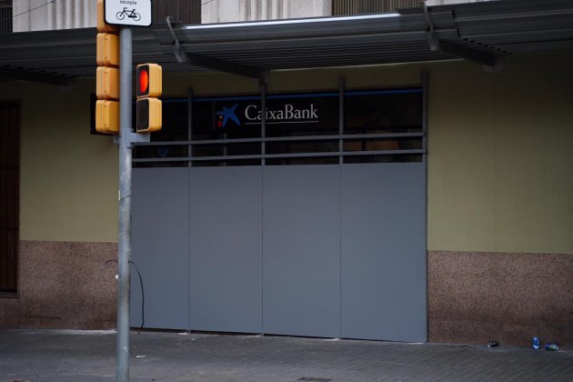 EN Les oficines de la caixa, tancades - Guillem Camós