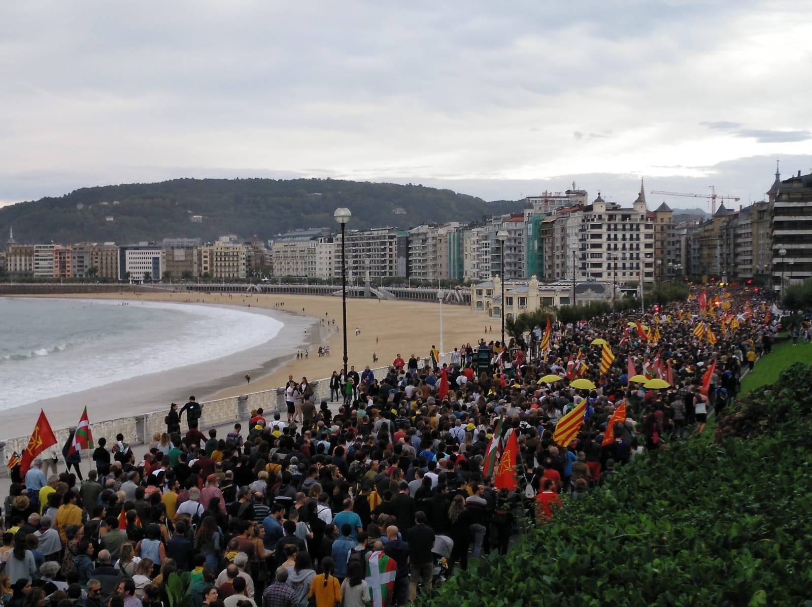 Multitudinaria manifestación en San Sebastián en apoyo al pueblo catalán