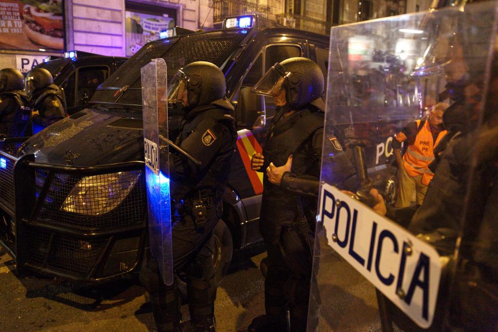 Envien antiavalots de la policia espanyola a Catalunya per si inhabiliten Torra