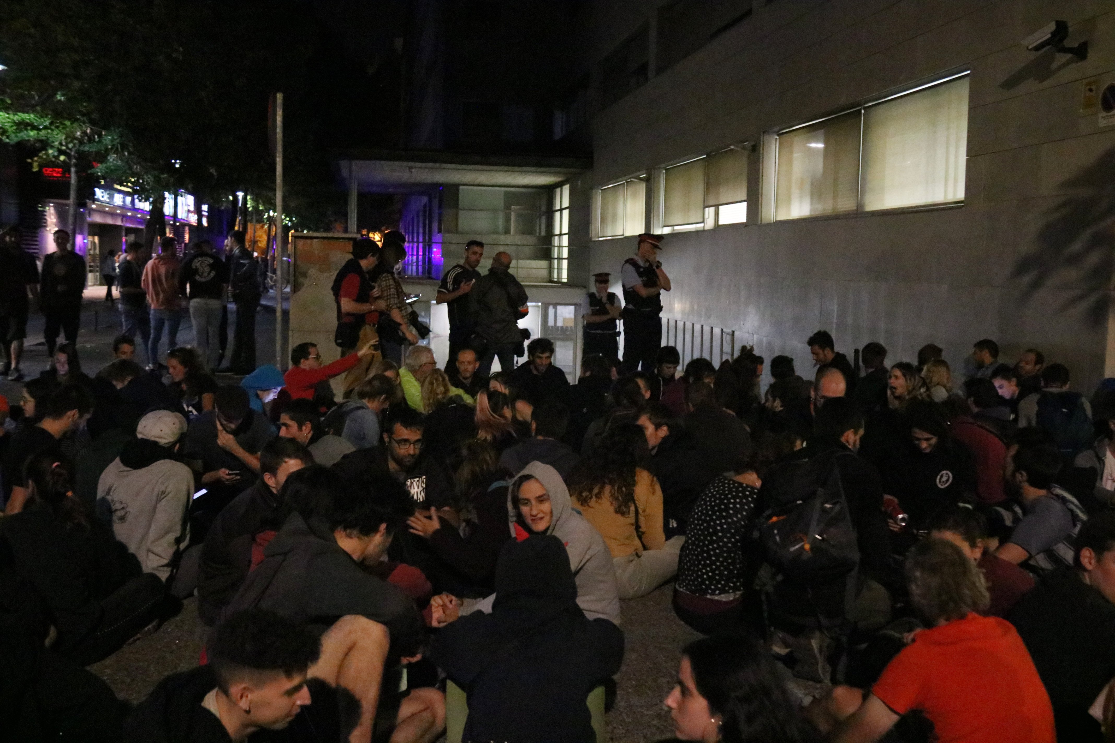 Mil persones bloquegen els jutjats de Girona per impedir que s'emportin els detinguts a la presó