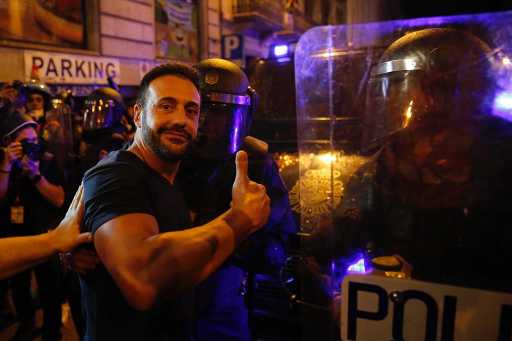 Un esvalotador unionista intenta provocar els manifestants a Urquinaona