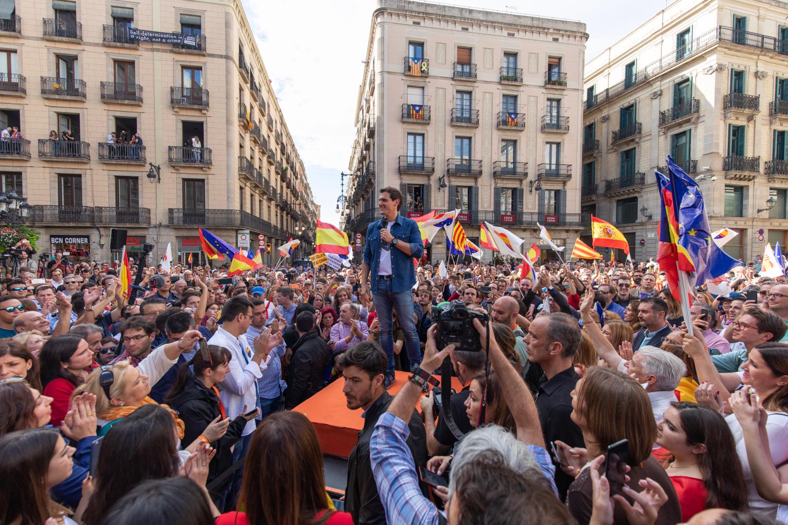 Ciutadans no aconsegueix ni omplir la plaça de Sant Jaume per la unitat d'Espanya
