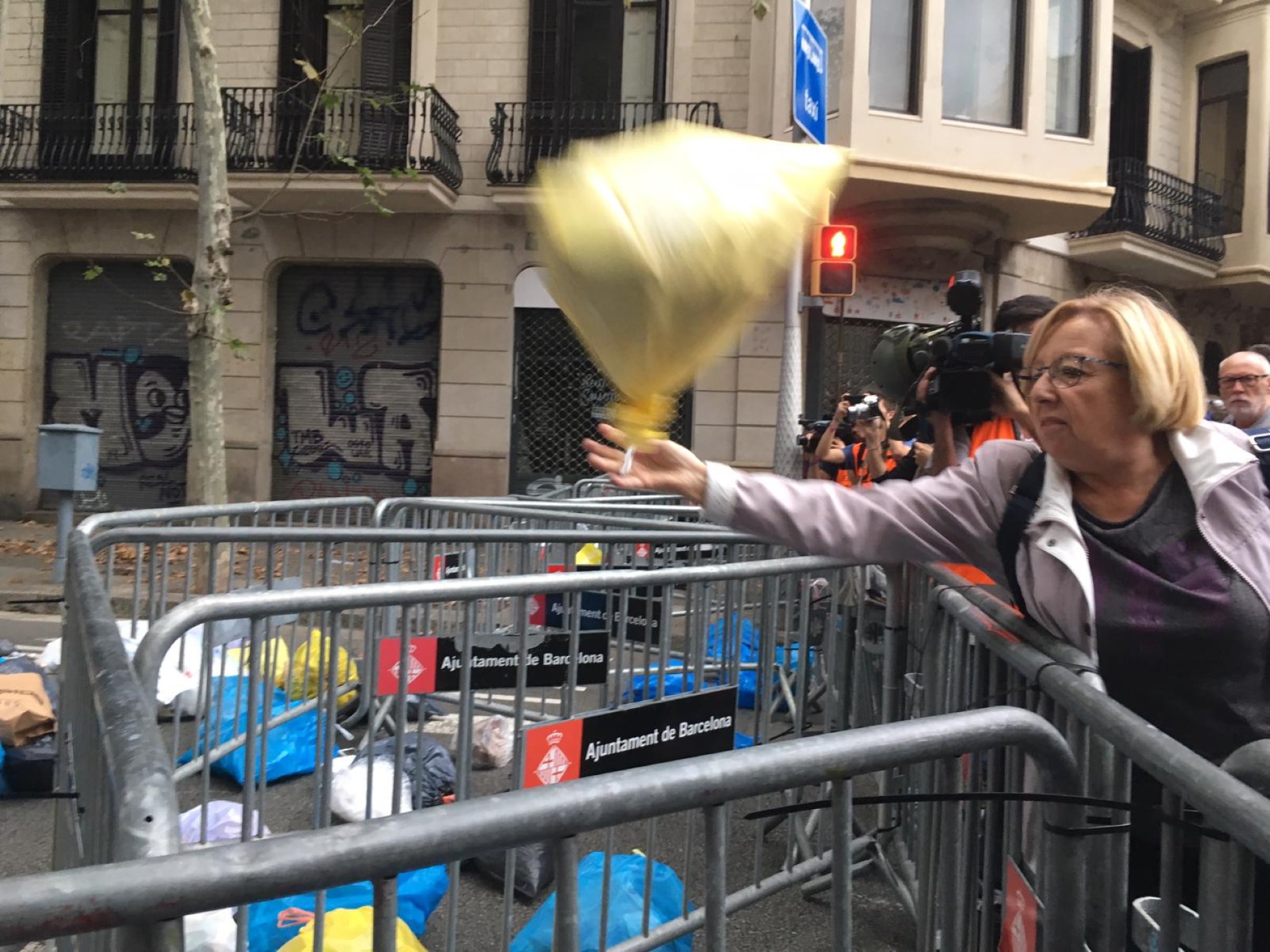 El Estado vende "diálogo" haciendo bandera ahora de retirar las vallas de la Delegación en Barcelona