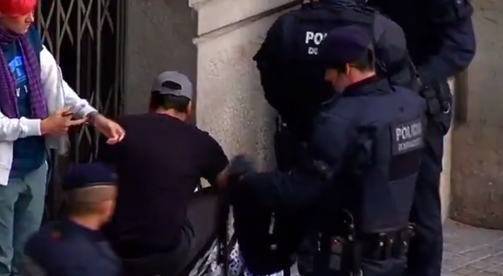 Els Mossos identifiquen diversos joves pels voltants de la delegació del govern espanyol