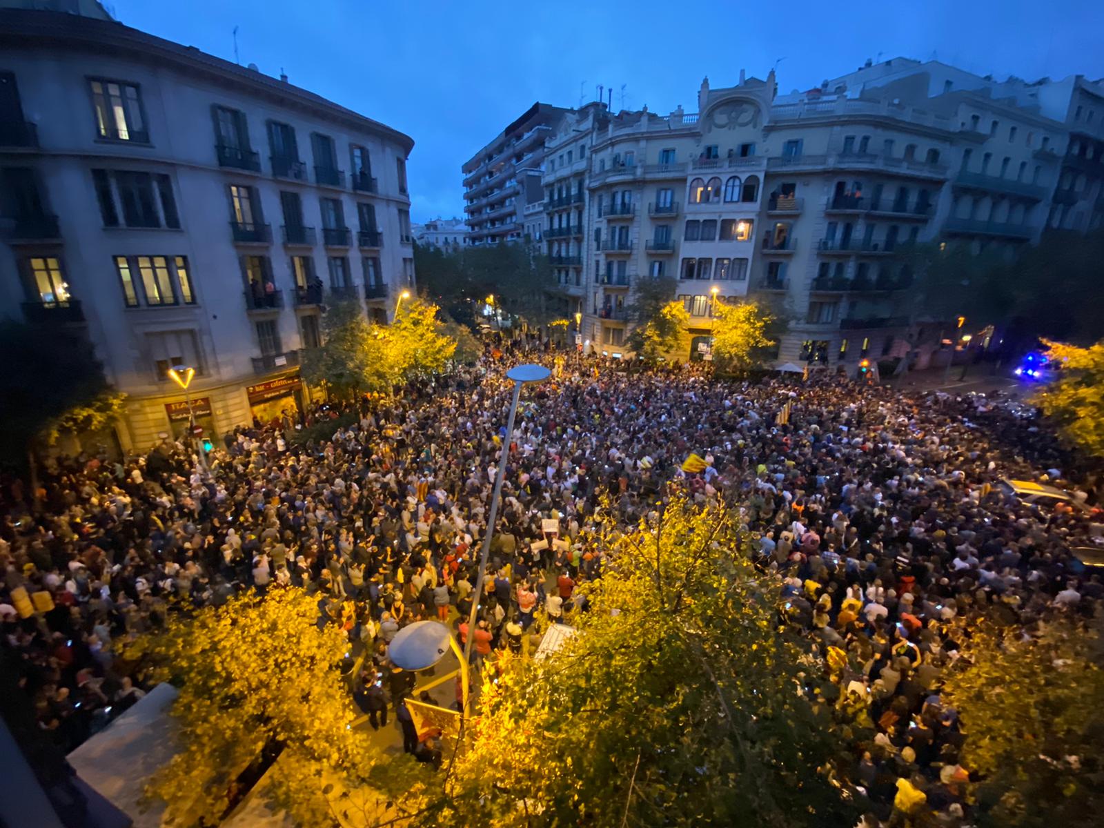 Barcelona protesters bring rubbish to rally: because "the state has become a dump"