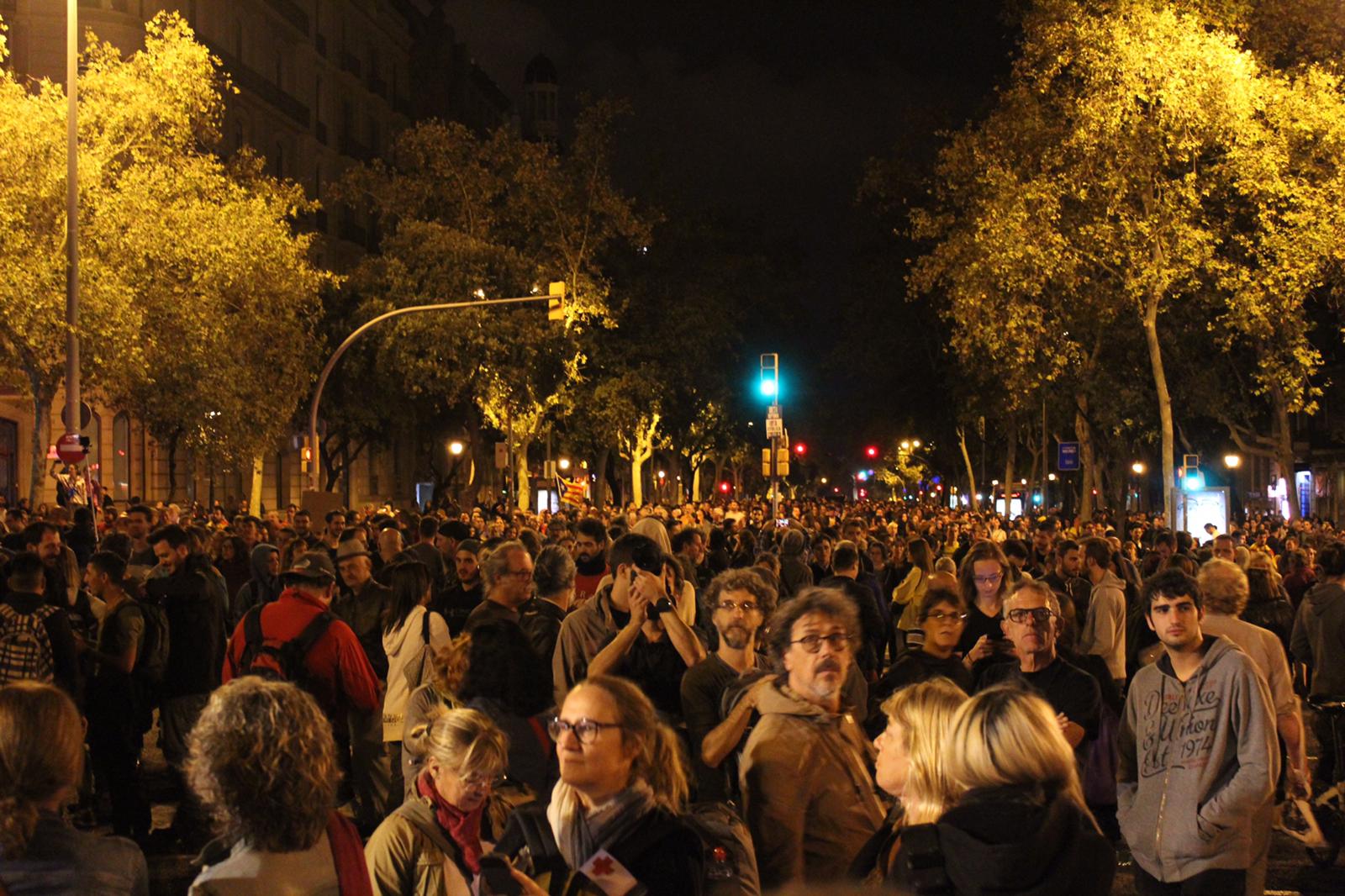 Una sentada corta la Diagonal y el paseo de Gràcia