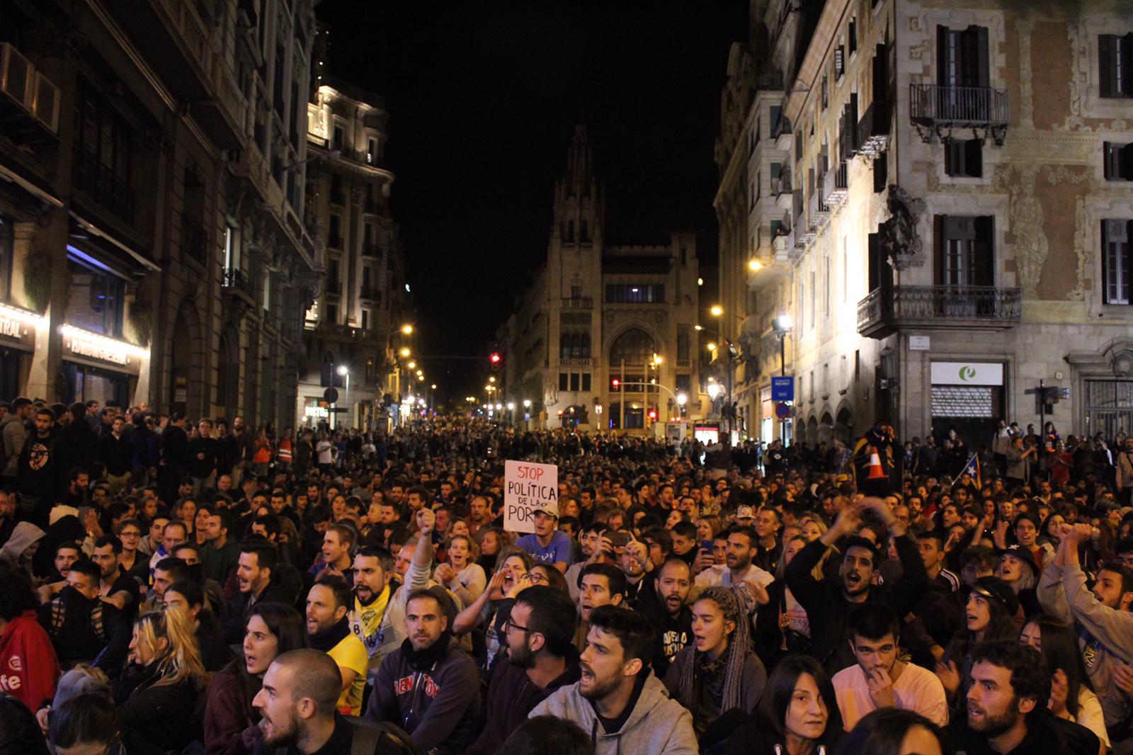 Unes 2.000 persones, davant la comissaria de la policia a via Laietana
