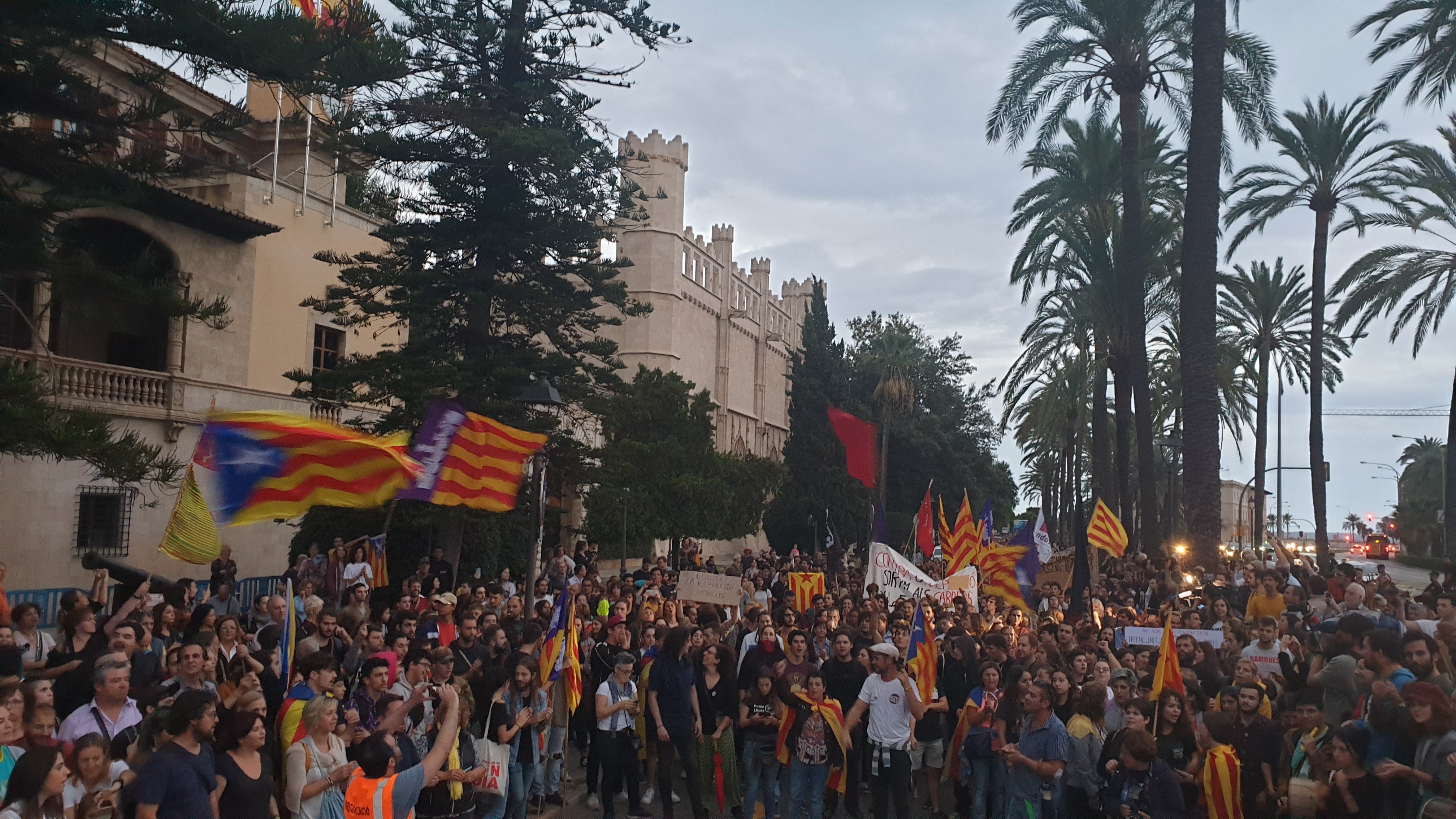 Més de 9.000 persones es manifesten a Palma per l'alliberament dels presos