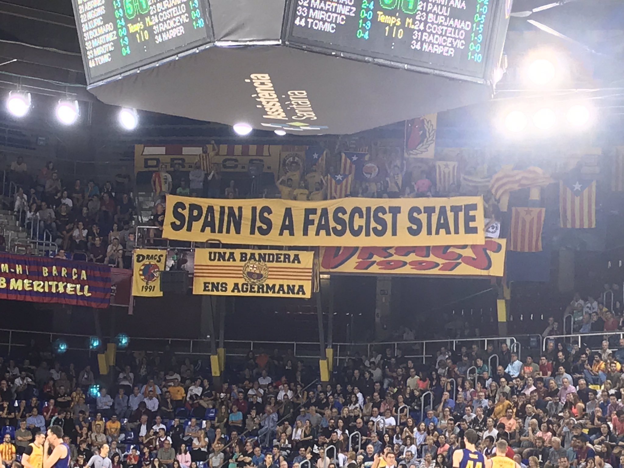 "Espanya és un estat feixista", la pancarta del Palau Blaugrana després de la sentència