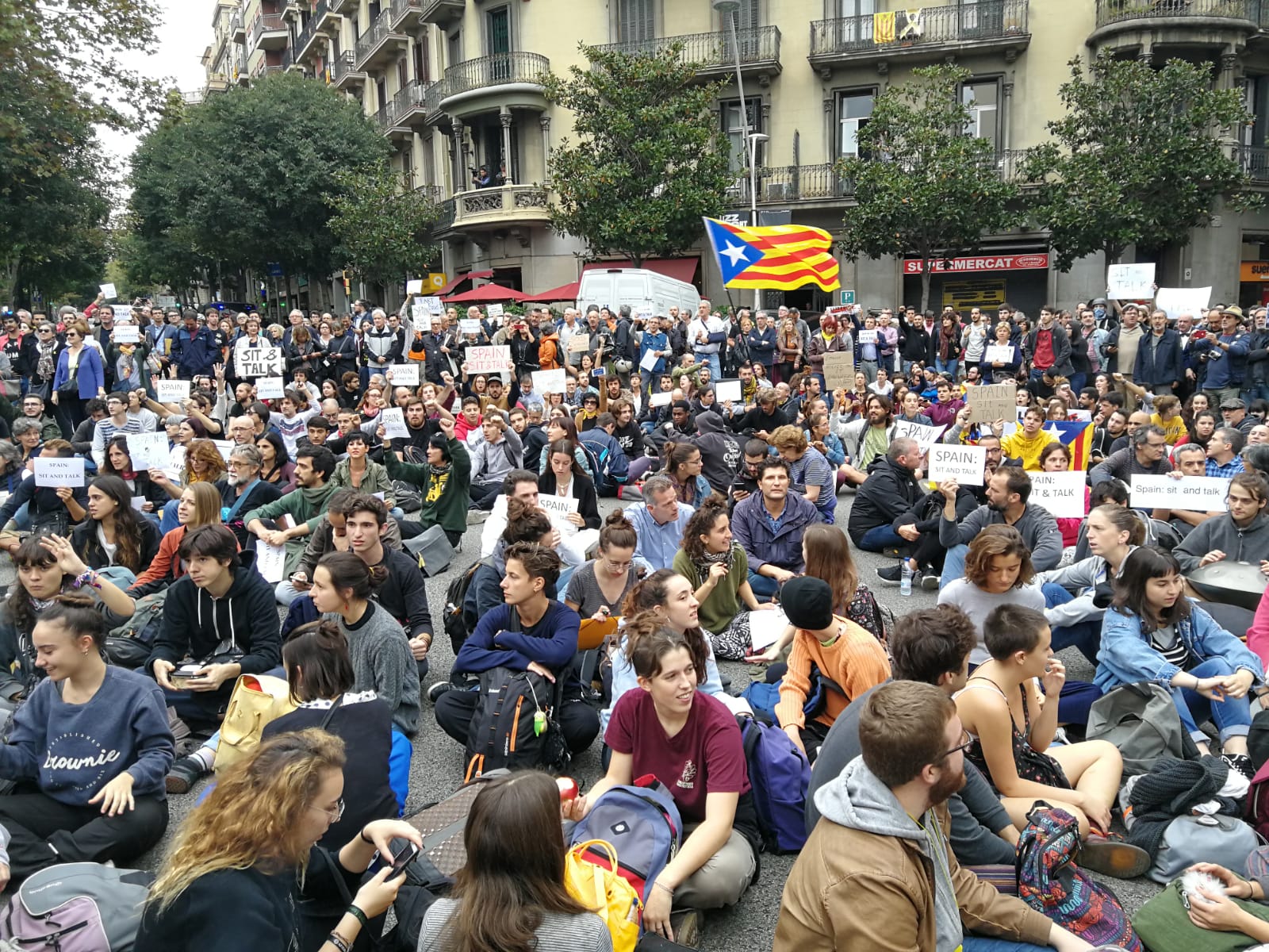 Seguda a la seu del govern espanyol per demanar diàleg a Pedro Sánchez